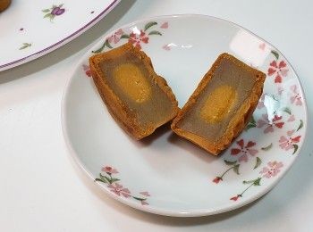 step1: 月餅皮做法：
材料順序混合（中筋粉除外）
拌至全部混合
加入中筋粉徹底拌勻（慢慢加，太乾就失敗）
鬆弛1-2小時
18g一份