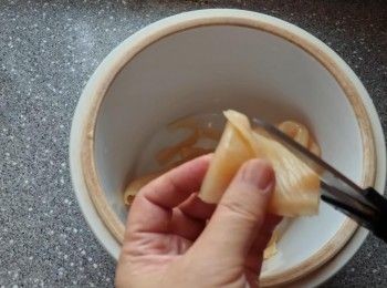 step6: 花膠轉成小塊放入燉盅內