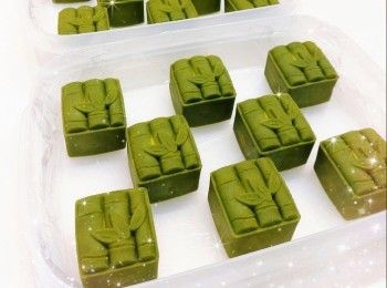 step7: 將月餅團搓成短身橢圓形，放入月餅模內壓花，（如月餅壓花後，表面沾上太多粉，可用刷子輕輕的將粉掃走），放進冰格冷凍最少3小時