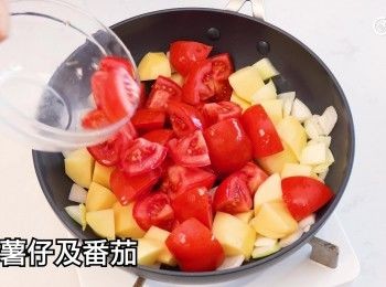 step12: 下薯仔及番茄炒香
