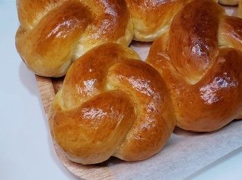 step1: 麵團：
材料全部混合（牛油除外）
麵團成團後 加入牛油
麵團靜置30分鐘
搓成光滑麵團
第一次發酵 約1小時