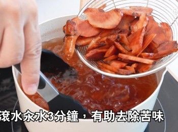 step5: 放滾水汆水3分鐘，有助去除苦味