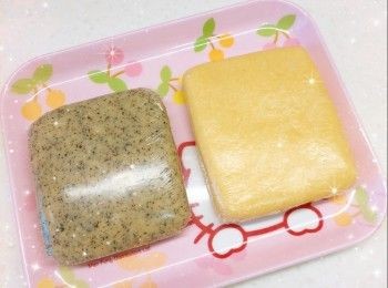 step4: 將牛油（牛油先放室溫軟化／用微波爐加熱至略為軟化）攪拌成軟滑忌廉狀 2. 加入糖攪拌至完全混合 3. 加入蛋黃（分2次；每次加入蛋黃後，必需拌勻至溶合，才可再加入蛋黃；避免油水分離）攪拌至完全均勻 4. 再加入椰漿，拌勻 5. 然後，加入伯爵奶茶，拌勻 6. 最後，加入奶粉和椰絲，拌勻成椰蓉奶酥餡，放進雪櫃冷藏30分鐘，備用 7. 將冷藏至少許硬身的餡料分份（15／30 g），搓圓，放進雪櫃冷藏15分鐘（較容易包入），備用