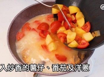 step19: 加入炒香的薯仔、蕃加及洋蔥