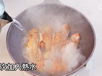 step17: 當瓜衫煎至兩面金黃及硬身後，分次加入熱水，必須保持水滾