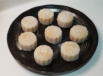 step1: 所有液體及糖拌勻
粉類過篩加入液體中徹底拌勻
倒淺碟中
水滾後計蒸20分鐘
放涼後蓋保鮮紙貼面放雪櫃備用