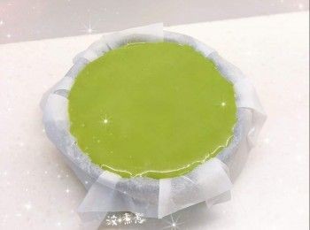 step5: 完成後，將蛋糕模在已墊枱布的桌面上輕摔兩下（使熱氣散走），放涼，將蛋糕放進雪櫃冷藏1晚，脫模，撕開牛油紙，即可