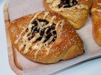 step1: 麵團：
材料全部混合（牛油除外）
麵團成團後 加入牛油
麵團靜置30分鐘
第一次發酵 約1小時