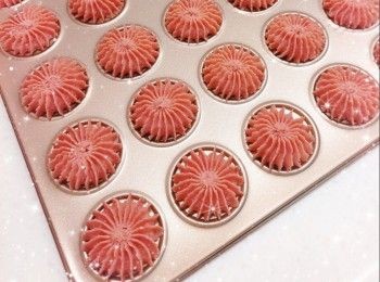 step3: 粉團加入唧袋，於不黏烤盤上唧出花紋