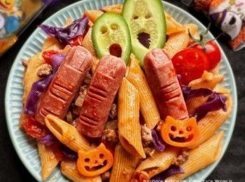 step1: 燒滾一鍋水，加入鹽及橄欖油，加入長通粉煮至軟身(按包裝指定時間)；隔去水份，加入1茶匙橄欖油混合(避免太乾身)，備用。