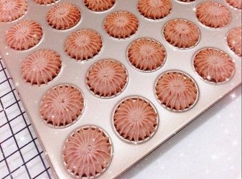 step6: 預熱5分鐘（150°），放中層，焗約20-25分鐘（時間視乎厚薄而定） 2. 最後用餘溫再焗5-8分鐘（餘溫可令曲奇更脆口；不需焗至太上色，否則會影響士多啤梨的顏色，令粉紅色變成啡紅色），放涼，即可