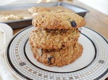 step3: 將麵糰分成平均等份，搓圓，用手輕輕壓平麵糰，放在鋪有烘焙紙的焗盤上 (每焗盤每次焗4個，隔有空間)