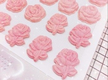 step7: 用餘溫再焗約2分鐘左右（餘溫可令曲奇更脆口；不需焗至太上色，否則會影響仙人掌果粉的顏色，令粉紅色變成啡粉色），放涼，即可