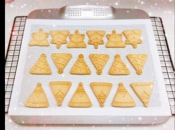 step6: 預熱5分鐘（170°），放中層，焗18-20分鐘，然後再焗1-2分鐘（220°）至表面金黃（調高溫度上色） 2. 用餘溫再焗約2分鐘左右（餘溫可令曲奇更上色和脆口），放涼，即可