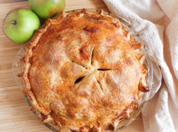 step5: 在批皮上塗上蛋液，灑上砂糖，再在表面劃幾下。放入已預熱200C焗爐，焗約55-60分鐘，或至表面金黃色、蘋果軟身即成 （*焗至一半時間，如表面已上色，可蓋一張錫紙，以免焗焦表面)