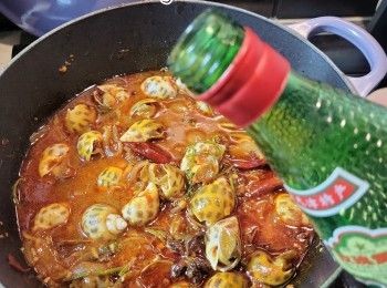 step9: 最後加入玫瑰露酒之後，令其更芳香，再放入芫荽葉即成。