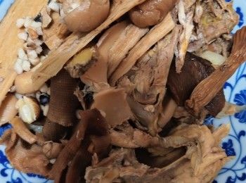 step1: 先將雞殼用粗塩省乾淨放入煲內注入2升凍水開最小火慢滾汆走面上浮泡雜質后並繼續慢火吊出清晰如水的雞湯備用