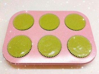 step7: 淡忌廉加入椰汁，用電動打蛋器以「5 檔」打至6成企身（即軟性發泡，呈現有紋路的狀態，拿起打蛋器如緞帶狀般垂垂落下，畫出的花紋亦不會很快消失）