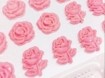 step3: 用保鮮紙包住粉團，放進雪櫃冷藏30分鐘 2. 將粉團分成一份份（約13-15 g），搓圓，放入月餅模（月餅模需均勻的塗上少許麵粉，再澄出多餘的麵粉）內壓花（每壓印一塊曲奇餅，月餅模都要塗上少許麵粉），然後將曲奇上多餘的麵粉輕輕掃走