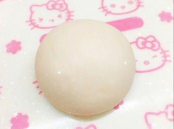 step6: 在已滾圓的粉團上塗上一層蛋汁，然後沾滿白芝麻（輕輕的按壓使芝麻不易脫落） 2. 然後將12個粉團排好（粉團與粉團之間必需留有空隙），放進長方形烤盤內（塗上油） 3. 蓋上保鮮紙，靜置30-40分鐘作最後發酵，粉團會脹大1-2倍