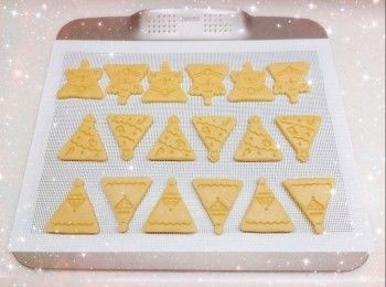 step3: 將粉團分成一份份（約9-10 g），搓圓，放入曲奇餅模（曲奇餅模需均勻的沾上少許麵粉，再澄出多餘的麵粉）壓印出形狀和圖案（每壓印一塊曲奇餅，曲奇餅模都要沾上少許麵粉；如曲奇黏在曲奇餅模上，可以用一小塊粉團黏出曲奇；如曲奇餅模黏著粉團碎，可用牙籤小心清理後再進行壓印，壓印前需沾上多些麵粉才再試），然後將曲奇上多餘的麵粉輕輕掃走