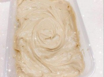 step5: 加入糖、牛油（需趁熱）和淡忌廉，再逐少加入鮮奶（需分次加入，調整濃稠度），用攪拌機打成栗子茸，待涼