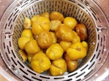 step2: 栗子去殼（先把栗子外殼界一個十字，用微波爐以高溫加熱30秒，外殼即會自動分離※注意※必需先將外殼界開，否則可能會引起微波爐故障）和去衣（把栗子加入沸水中，用微波爐加熱2分鐘，將栗子沖洗2-3次，再加入水中，浸泡約1分鐘，即可快速且輕易的褪去栗子衣），蒸熟