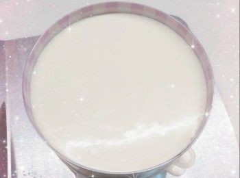 step19: 加入已攪拌成軟滑忌廉狀的忌廉芝士（分2次），用切拌的方式拌勻至順滑 2. 先將忌廉唧花裝飾分成2部份（45 g＋45 g，加入適量紫色食用色素調成淺紫色） 3. 然後將白色和淺紫色忌廉唧花各加入唧袋，封口 4. 最後，按個人喜好在蛋糕表面圍邊間隔唧出白色和淺紫色忌廉唧花作裝飾