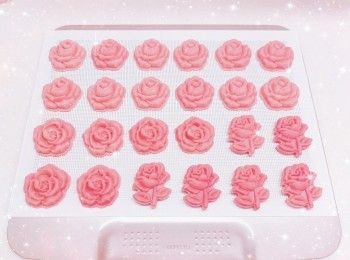 step2: 加入糖攪拌至變白及輕軟 3. 加入蛋攪拌至完全均勻 4. 用篩逐少加入低筋麵粉、高筋麵粉、粟粉和仙人掌果粉（分3次，加到第3次時可用手將粉團搓勻至光滑）