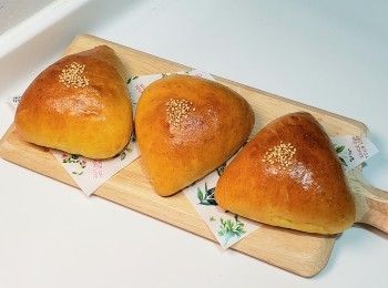 step1: 餡料：
洋蔥，蒜爆香，加入雞肉略炒，加入薯仔，加水，蓋上蓋子煮滾，加入咖哩磚，再蓋上蓋子，醬汁煮至濃稠，放涼備用
注意：日式咖哩磚已有調味