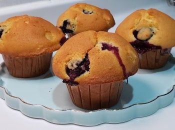 step1: 牛油加入糖打鬆
加入蛋拌勻
加入牛奶拌勻