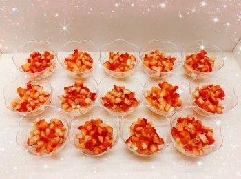 step3: 士多啤梨洗淨，切粒（360 g平均放於杯子中，180 g※裝飾用），備用