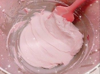 step5: 粉漿倒入蛋糕模具中（8成滿；蛋糕模需塗上油／預先將摺好的牛油紙放入模具），在桌面上敲幾下震出表面較大的氣泡，再用筷子／竹籤在粉漿中劃圈圈，使內部的大氣泡釋出 2. 預熱10分鐘（160°），放下層，先焗25-35分鐘，然後再焗2分鐘（230°；必需調高溫度至上色均勻，否則放涼後，蛋糕表面會濕黏；如蛋糕上色已足夠，可省略此步驟；用手指輕輕按壓蛋糕中央，具有彈性，即可）
