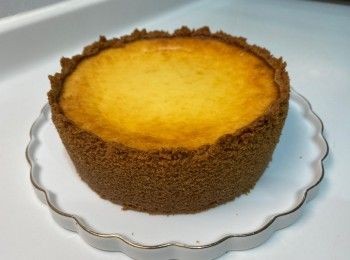 step2: 芝士糊製作：
忌廉芝士和糖用熱水坐溶拌至光滑
加入酸忌廉、檸檬汁混合
蛋逐隻加入拌勻
最後加入低筋粉拌勻