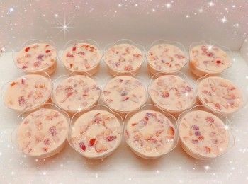 step5: 啫喱粉溶於熱水中，攪拌至完全溶解後，加入室溫水，拌勻，放涼 2. 加入鮮奶和花奶（必需待啫喱水完全放涼才可加入，可避免啫喱水與奶脂分離，否則容易造成奶塊凝固的情況），拌勻後倒入杯子，放進雪櫃冷藏至凝固