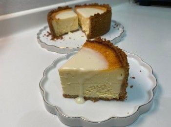 step1: 餅底製作：
餅乾敲碎與牛油混合
放入模具壓平
放雪櫃備用