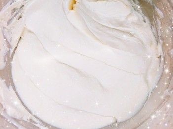 step5: 粉漿倒入蛋糕模具中（8成滿；蛋糕模需塗上油／預先將摺好的牛油紙放入模具），在桌面上敲幾下震出表面較大的氣泡，再用筷子／竹籤在粉漿中劃圈圈，使內部的大氣泡釋出 2. 預熱10分鐘（160°），放下層，先焗35-45分鐘，然後再焗2分鐘（230°；必需調高溫度至上色均勻，否則放涼後，蛋糕表面會濕黏；如蛋糕上色已足夠，可省略此步驟；用手指輕輕按壓蛋糕中央，具有彈性，即可）