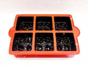 step4: 淡忌廉加入糖，用電動打蛋器以「5 檔」打至7成企身（即中性發泡，拿起打蛋器尾巴呈現彎曲的狀態；打發時間約1-1.5分鐘；不時留意忌廉的變化，打至有紋路就要加倍留意，如打得太耐會唔夠滑，過度打發亦會使忌廉油水分離，變成牛油狀，若出現此情況，可加2湯匙未打發的忌廉手打至回復正常） 2. 先加入1／3的鮮奶綠茶，拌勻，再將餘下的鮮奶綠茶加入，攪拌至完全均勻 3. 加入已混合鮮奶的魚膠粉，充分拌勻成綠茶慕絲