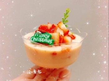 step6: 將適量的士多啤梨粒放在布丁面作裝飾，即可