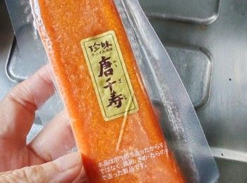 step5: 之后在氣炸鍋鋪上牛油紙，唧上粉糰成球狀中間塞一下芝士在面上朴少許片粟粉（作用防黏）