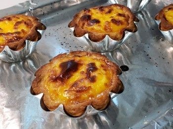 step2: 牛奶煮沸倒入拌勻
倒回鍋中加入糖拌勻