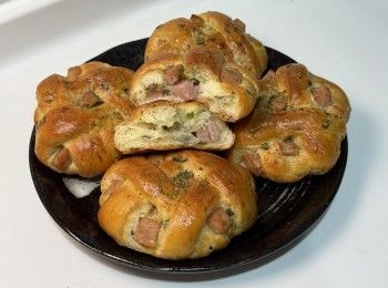 step1: 麵團：
材料全部混合（牛油除外）
麵團成團後 加入牛油
麵團靜置30分鐘
搓成光滑麵團加入香蔥
第一次發酵 約1小時