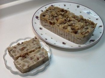 step1: 臘味和白蘿蔔：
臘腸蒸軟（放涼後切粒）
冬菇退水切粒，瑤柱退水
白鑊炒海味，稍為乾水，加油爆炒
加入臘腸及汁液炒勻（預留少許飾面）