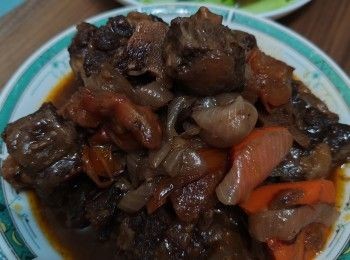 step3: 先下油將洋蔥粒爆香后炒蕃茄粒后放入香料