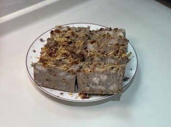 step1: 臘味和芋頭：
芋頭（蒸熟）
臘腸蒸軟（放涼後切粒）
冬菇退水切粒，瑤柱退水