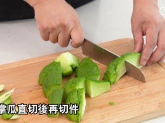 step7: 合掌瓜洗淨，直切後再切件