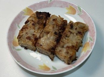 step2: 隨即放入蘿蔔條爆炒（預先切好）
加海味水煮蘿蔔
加入鹽和糖把蘿蔔條煮至半熟
關火。
蓋上蓋子約3至5分鐘