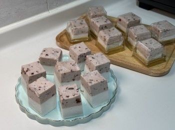 step2: 椰槳加入拌勻
加入冰拌至溶化
成乳酪狀
入模