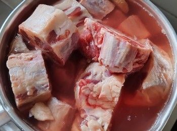step2: 先將牛尾汆水並洗淨備用