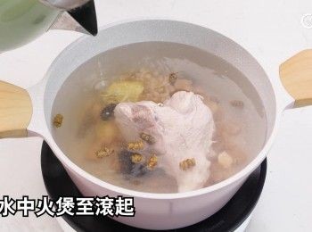 step12: 除花旗參外，將所有材料放入煲內，加水中火煲至滾起